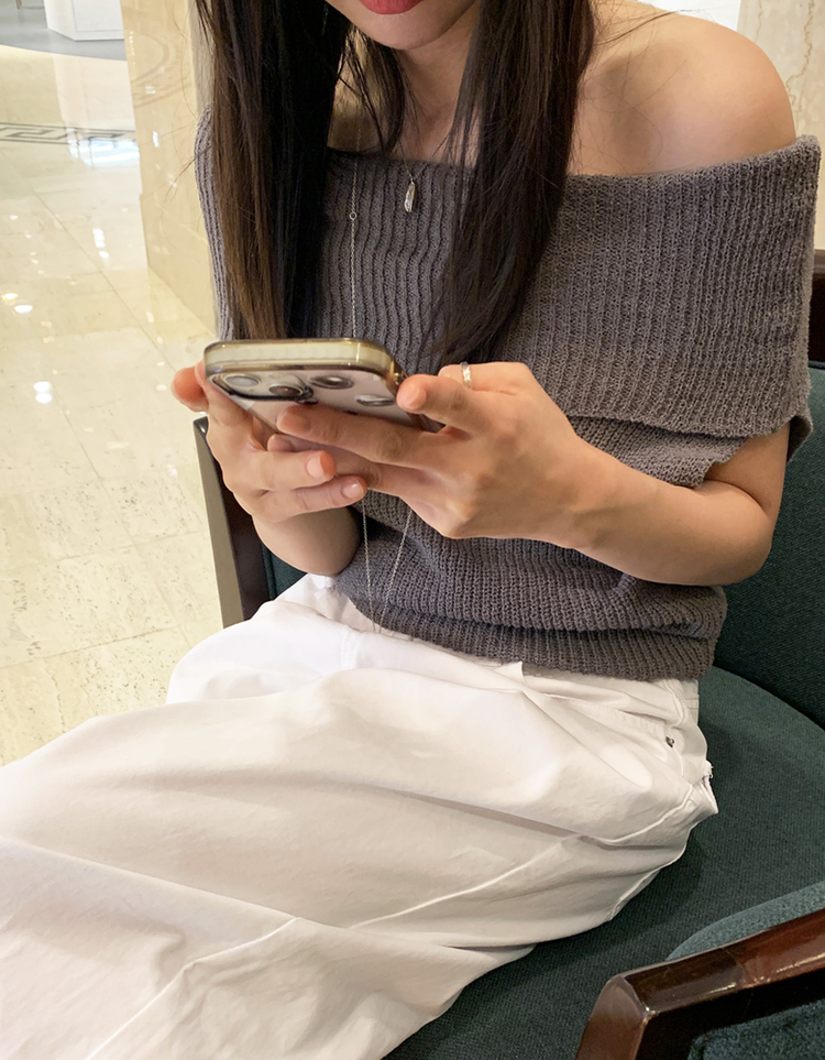 美肩反折細節針織上衣