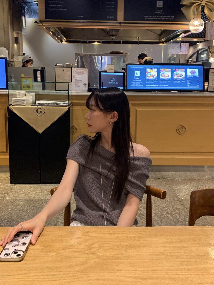 美肩反折細節針織上衣