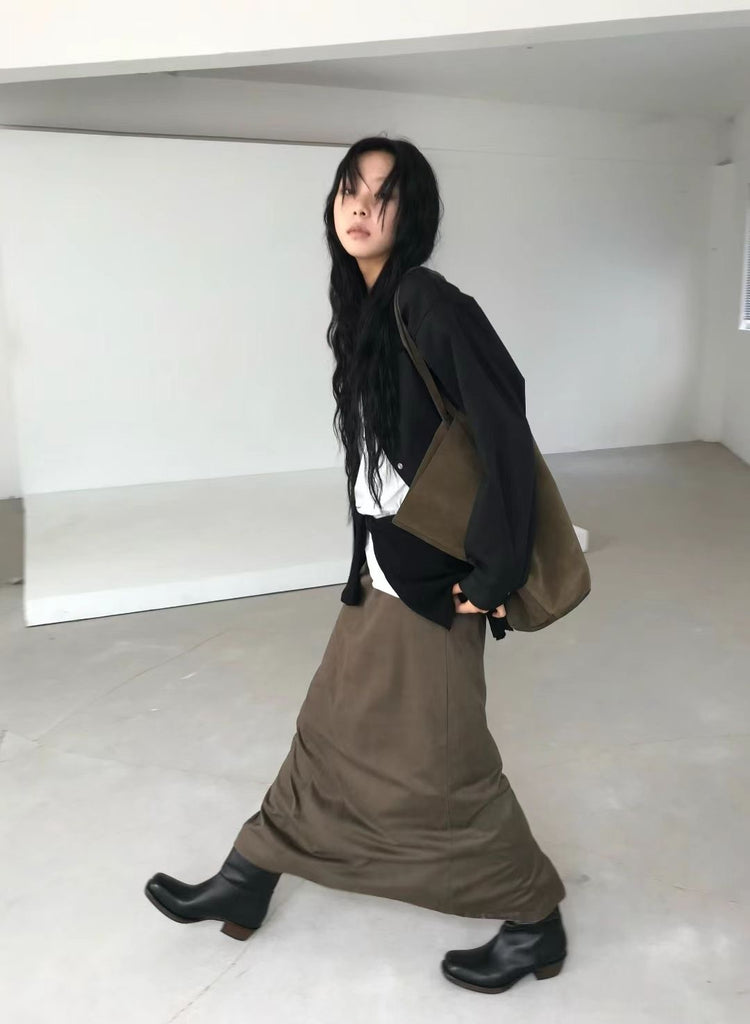麂皮絨後開叉細節及踝裙