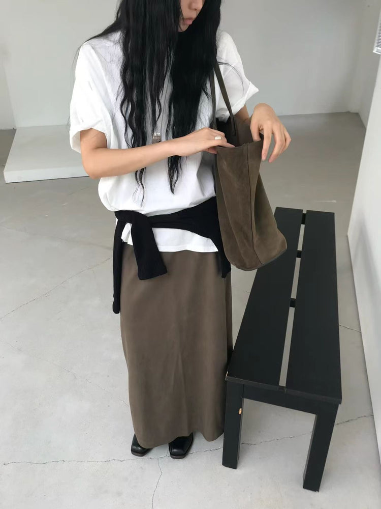 麂皮絨後開叉細節及踝裙