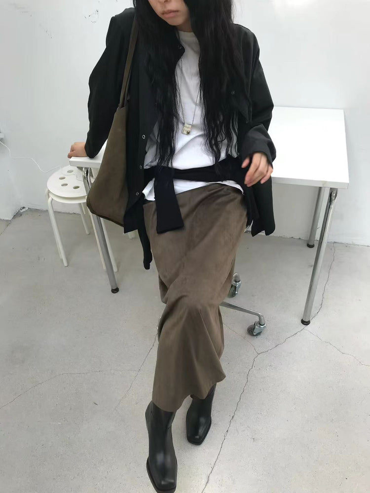 麂皮絨後開叉細節及踝裙