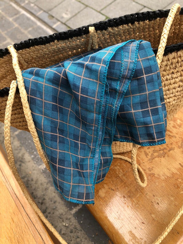 撞色格紋造型方巾