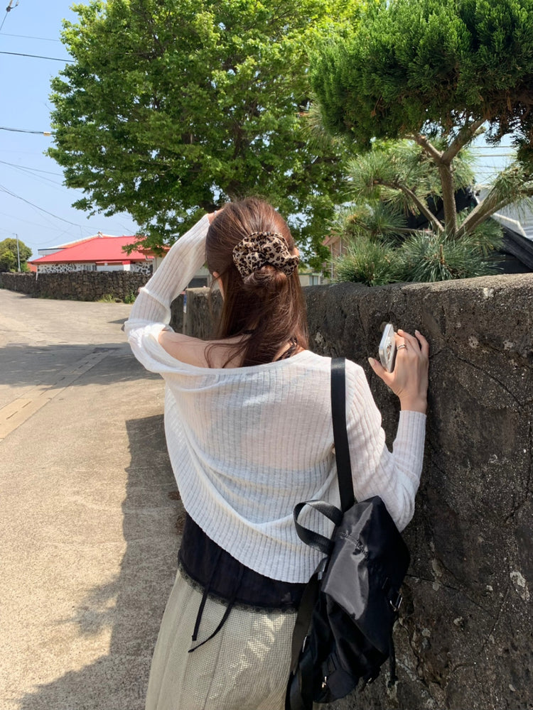掛脖V領暗紋細節上衣