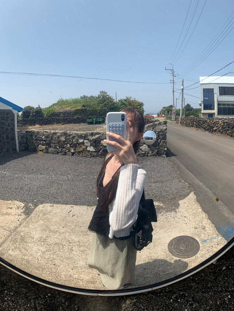 掛脖V領暗紋細節上衣