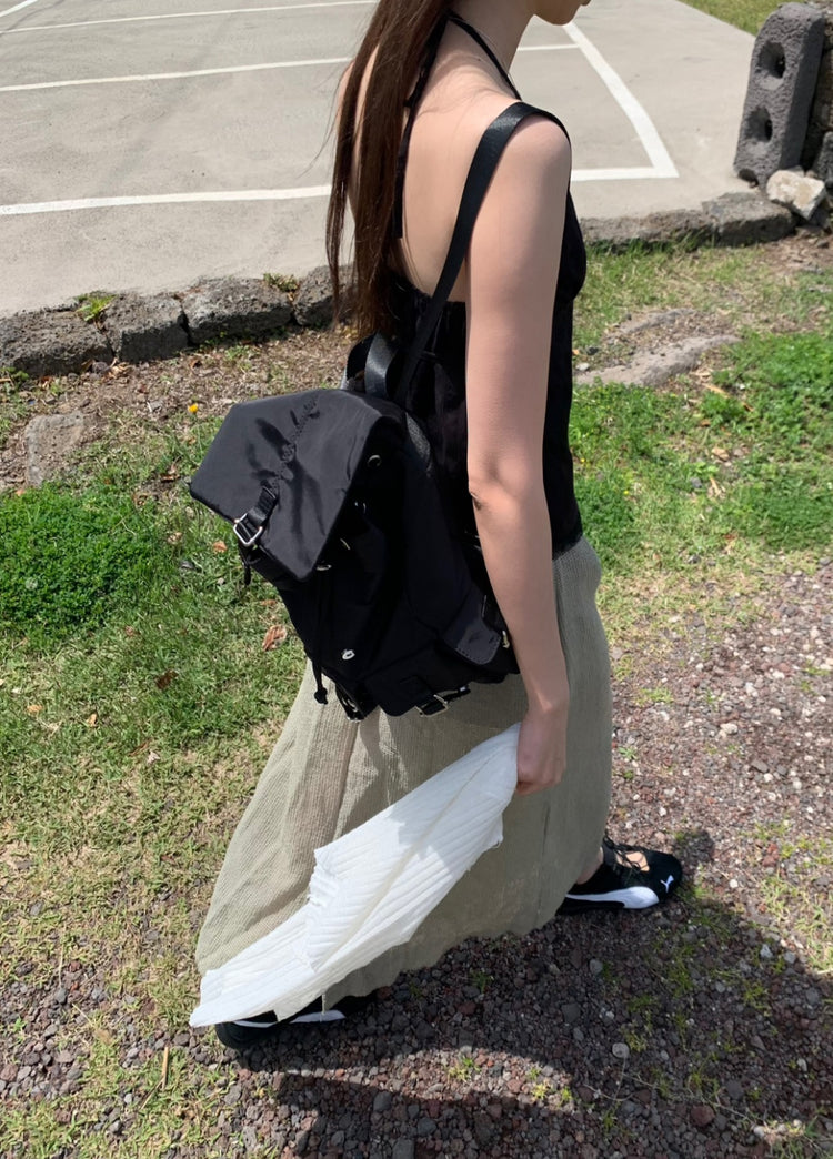 掛脖V領暗紋細節上衣