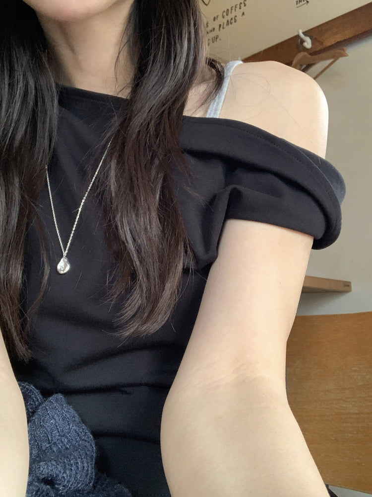 美肩扭轉抓皺細節上衣