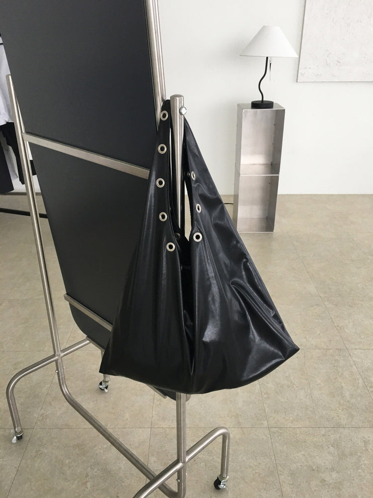 鉚釘扣細節hobo bag