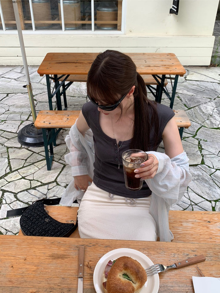 U領胸線排鈕上衣