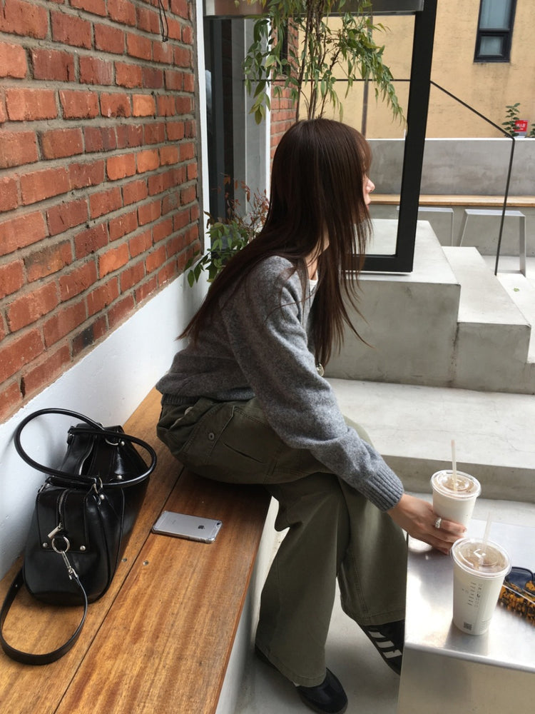V領標扣細節寬鬆毛衣