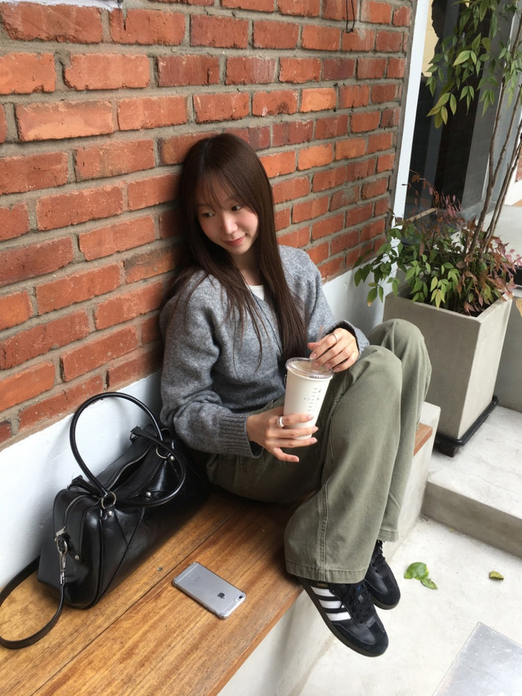 V領標扣細節寬鬆毛衣