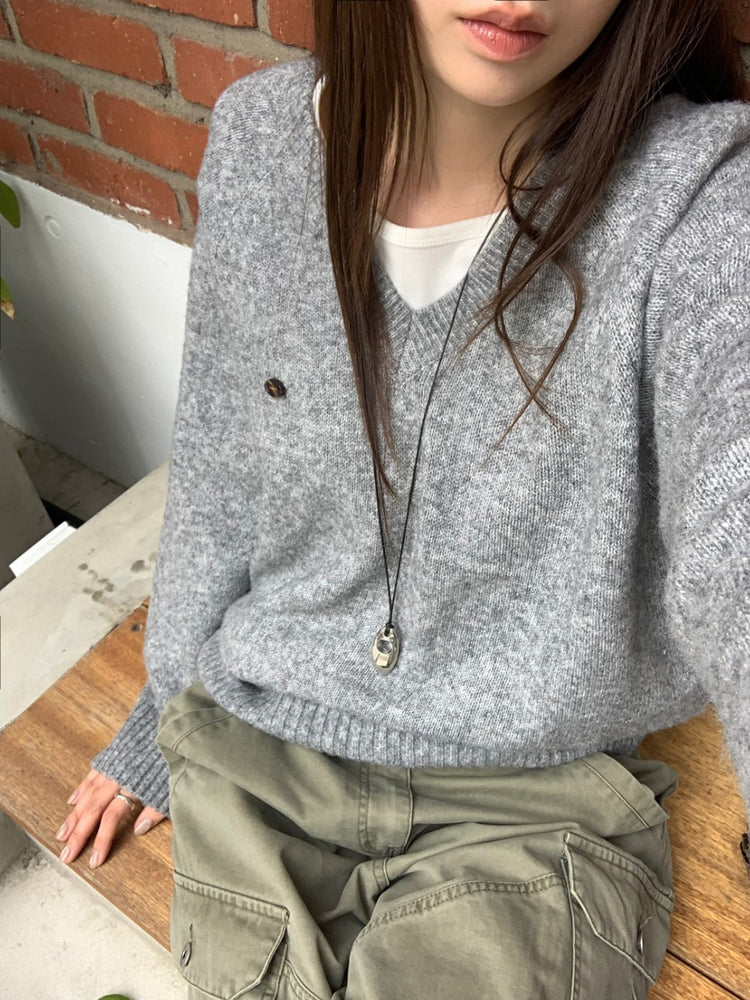 V領標扣細節寬鬆毛衣