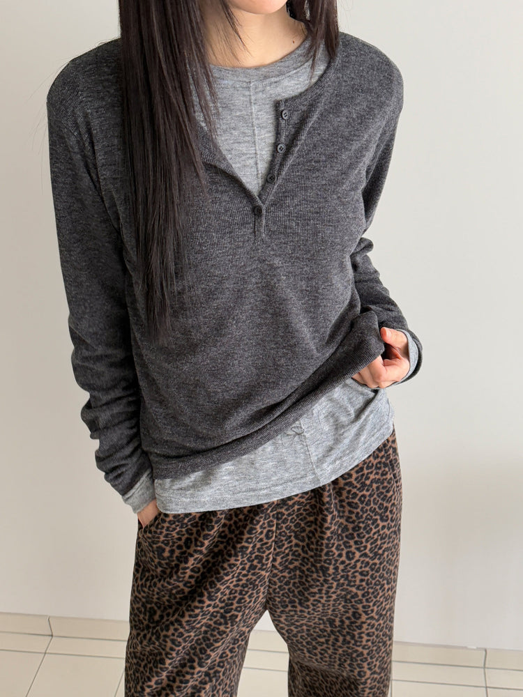 微鬆圓領半扣鈕細節上衣