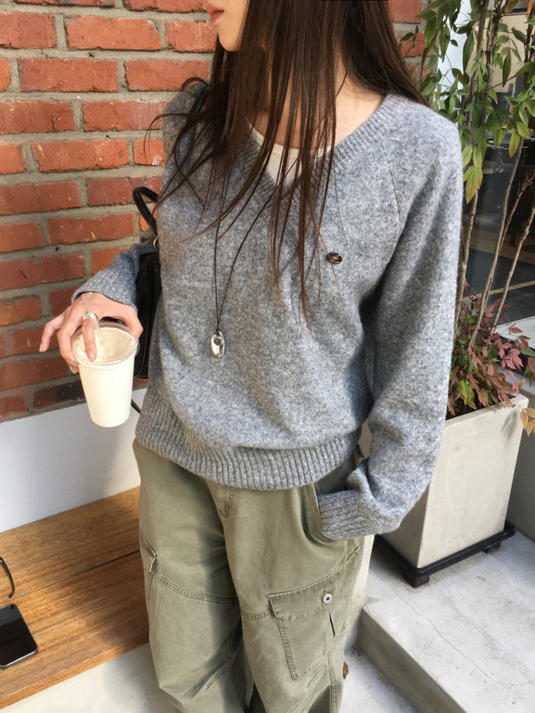 V領標扣細節寬鬆毛衣