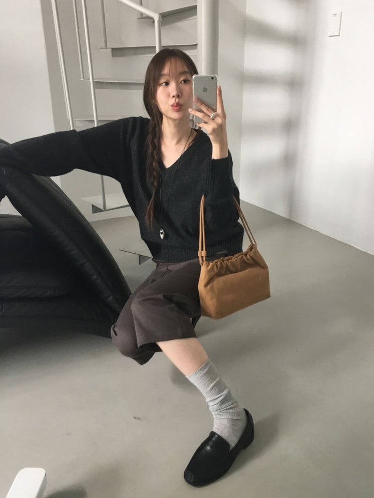 V領標扣細節寬鬆毛衣