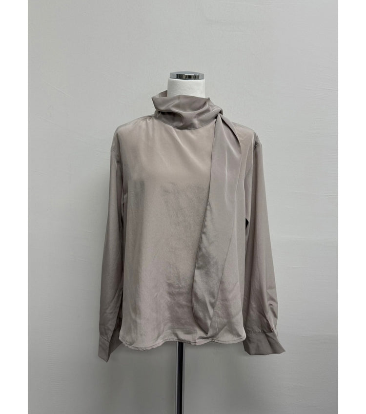 霧光垂帶領巾細節襯衫