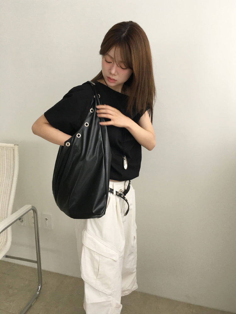 鉚釘扣細節hobo bag