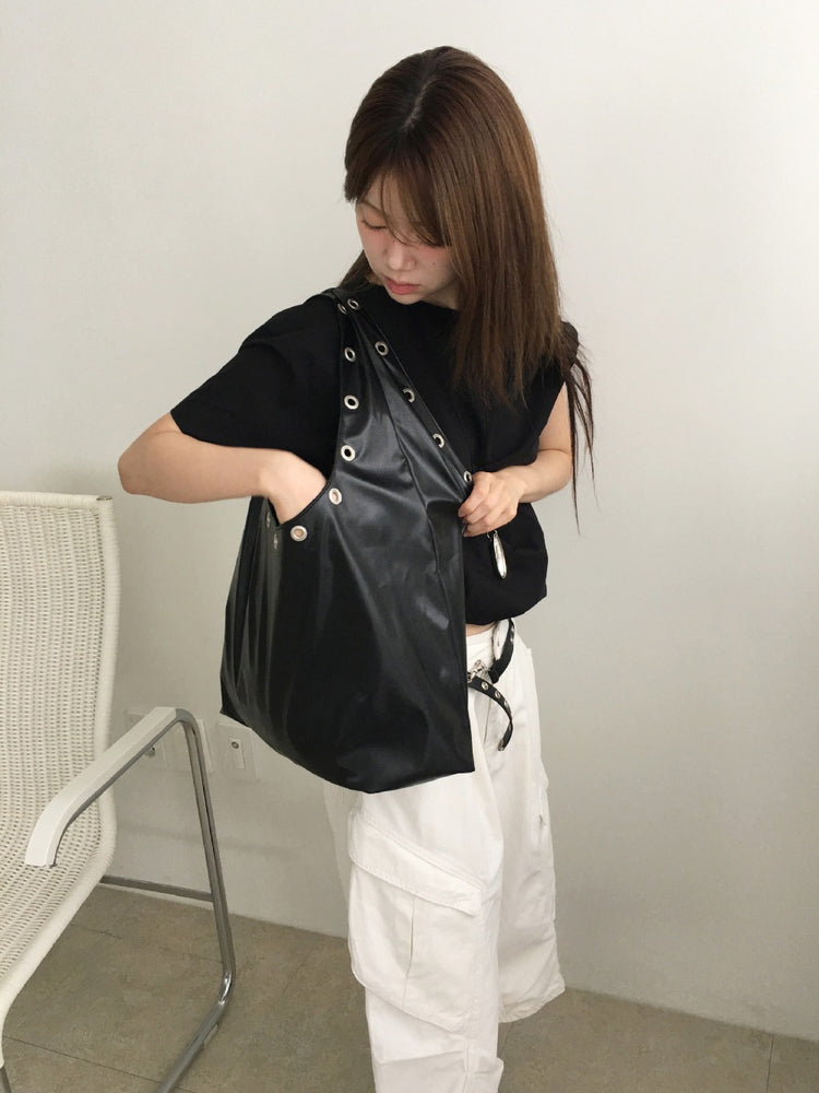 鉚釘扣細節hobo bag