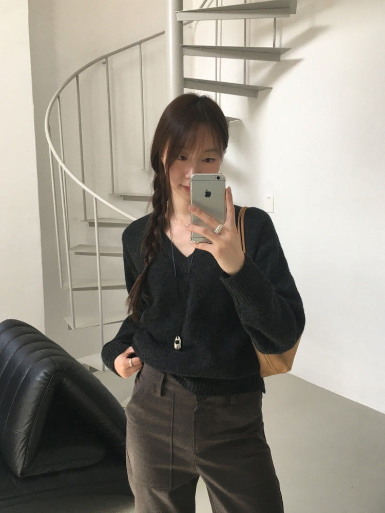 V領標扣細節寬鬆毛衣