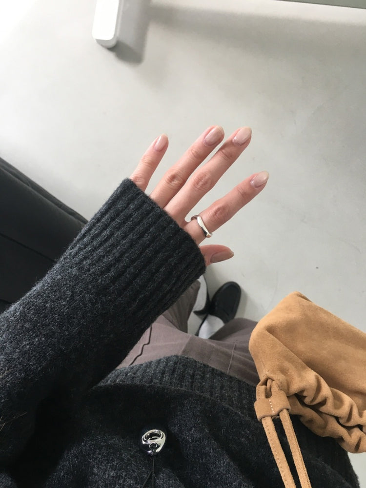 V領標扣細節寬鬆毛衣