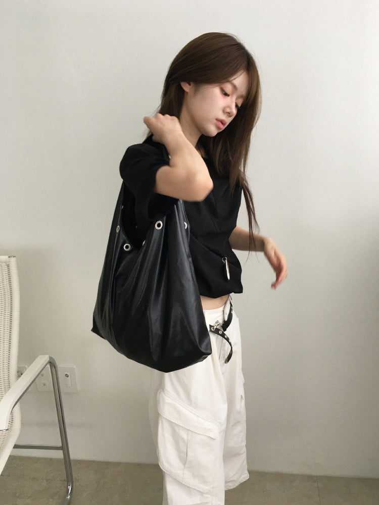 鉚釘扣細節hobo bag