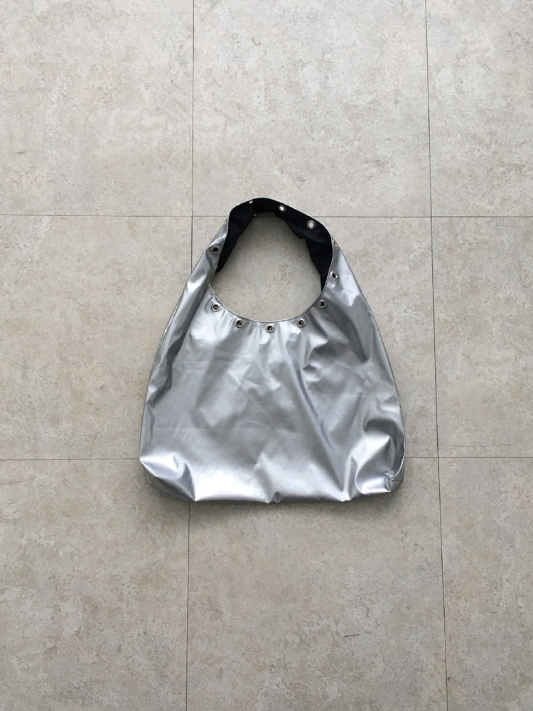 鉚釘扣細節hobo bag