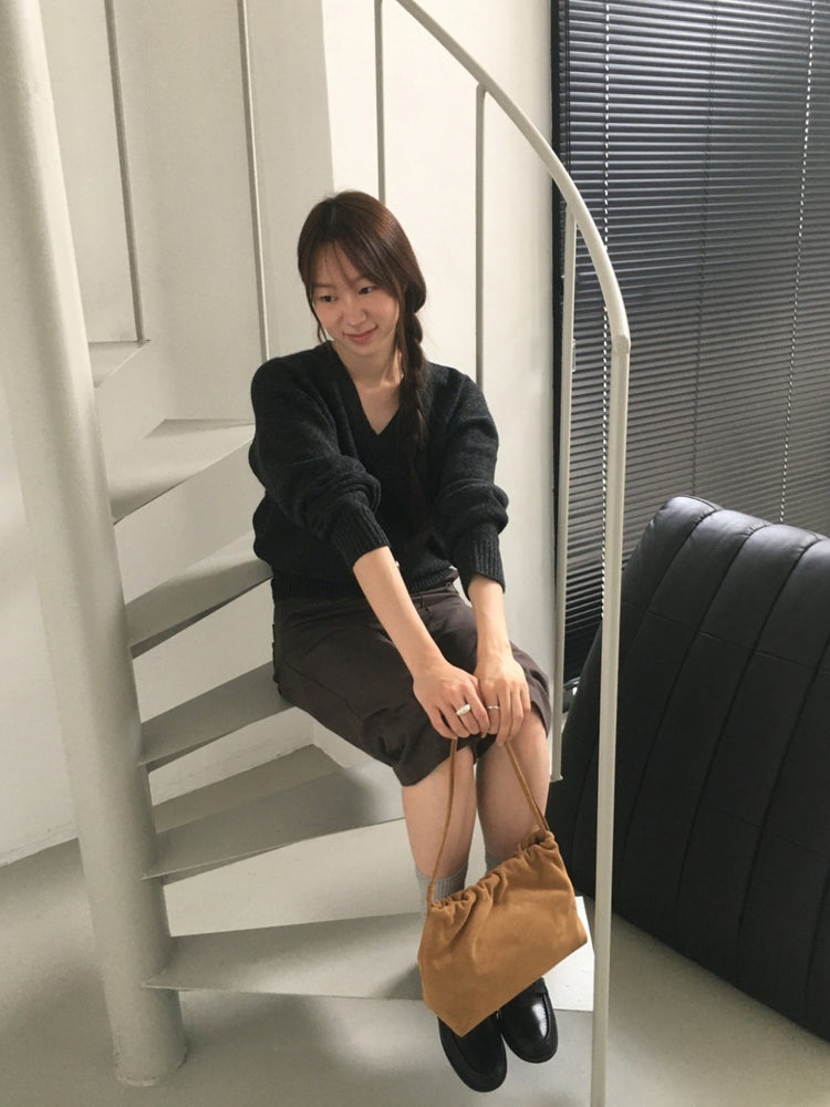 V領標扣細節寬鬆毛衣