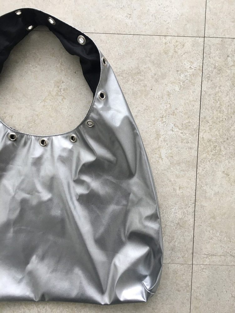 鉚釘扣細節hobo bag