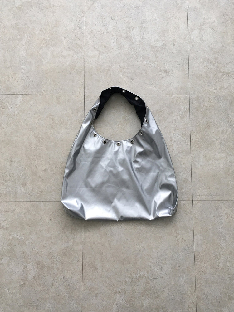 鉚釘扣細節hobo bag