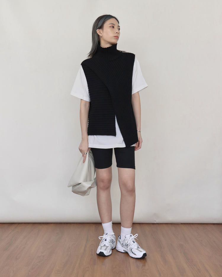 (現)領交疊不對稱針織背心-黑色