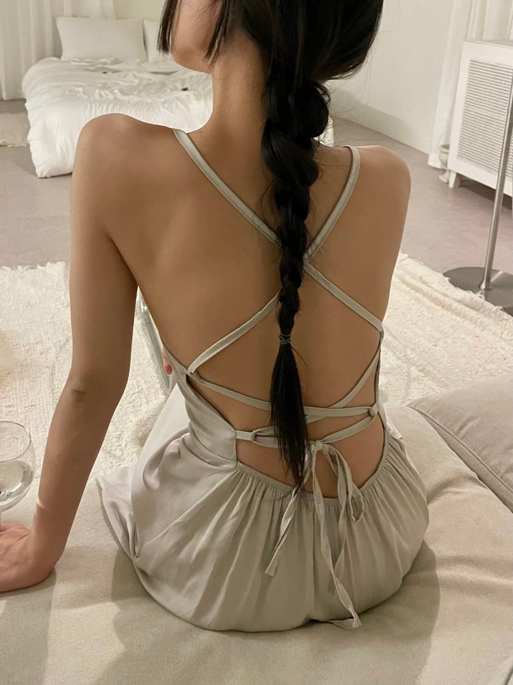 (現)美背光澤感綁帶連身裙