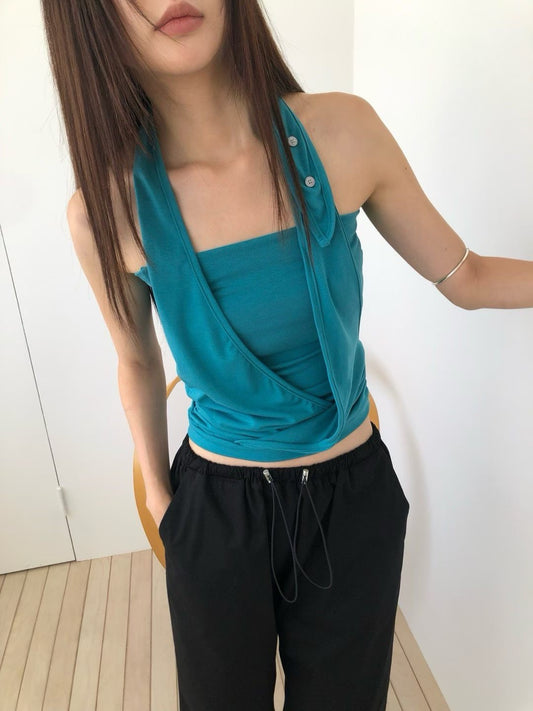 掛脖交疊垂領扣鈕細節上衣