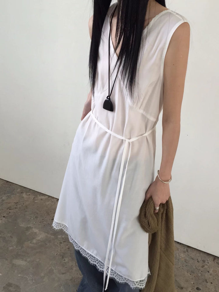 高級V領蕾絲邊綁帶細節連身裙