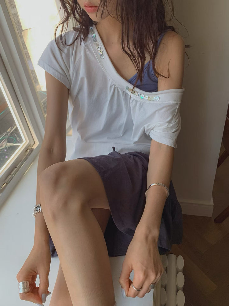 美肩捲邊鈕釦束口細節上衣