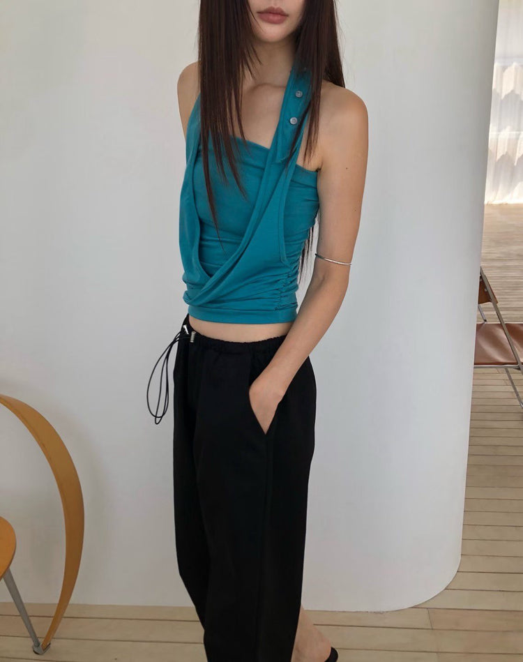 掛脖交疊垂領扣鈕細節上衣