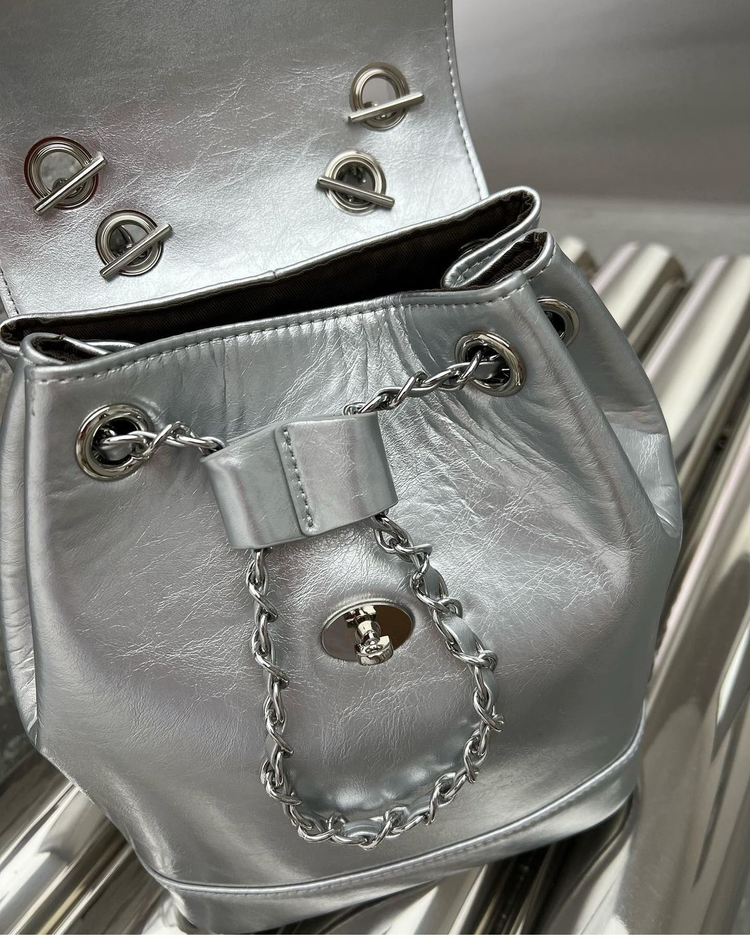 軟皮簡約金屬鏈細節立體背包