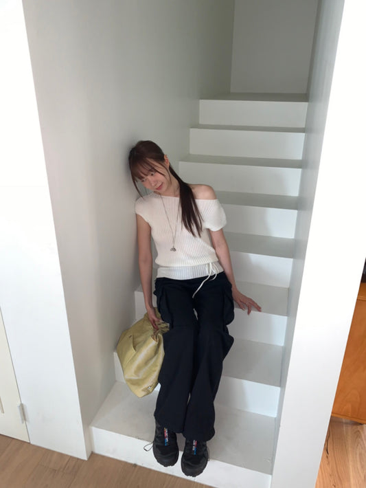 美肩綁帶修腰細節針織上衣