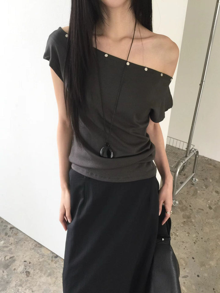 美肩鉚釘細節上衣