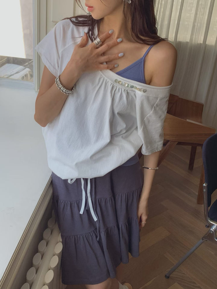 美肩捲邊鈕釦束口細節上衣