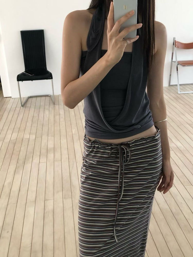 掛脖交疊垂領扣鈕細節上衣