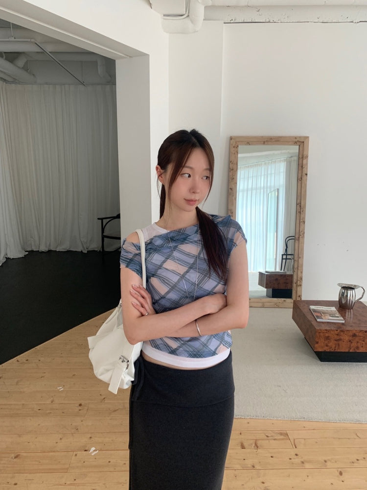 透膚格紋美肩細節上衣