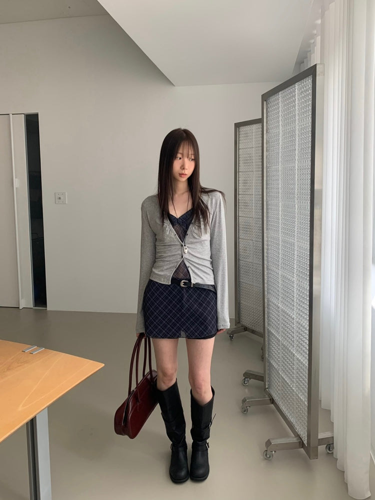 V領排鈕抓皺細節上衣