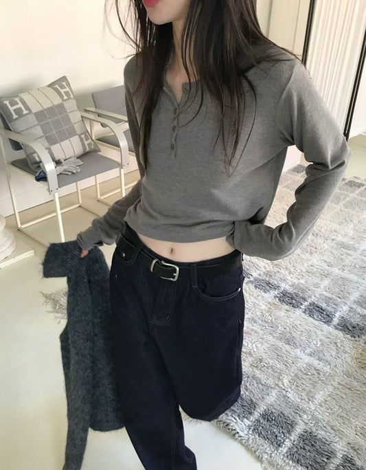 微鬆圓領半扣鈕細節上衣