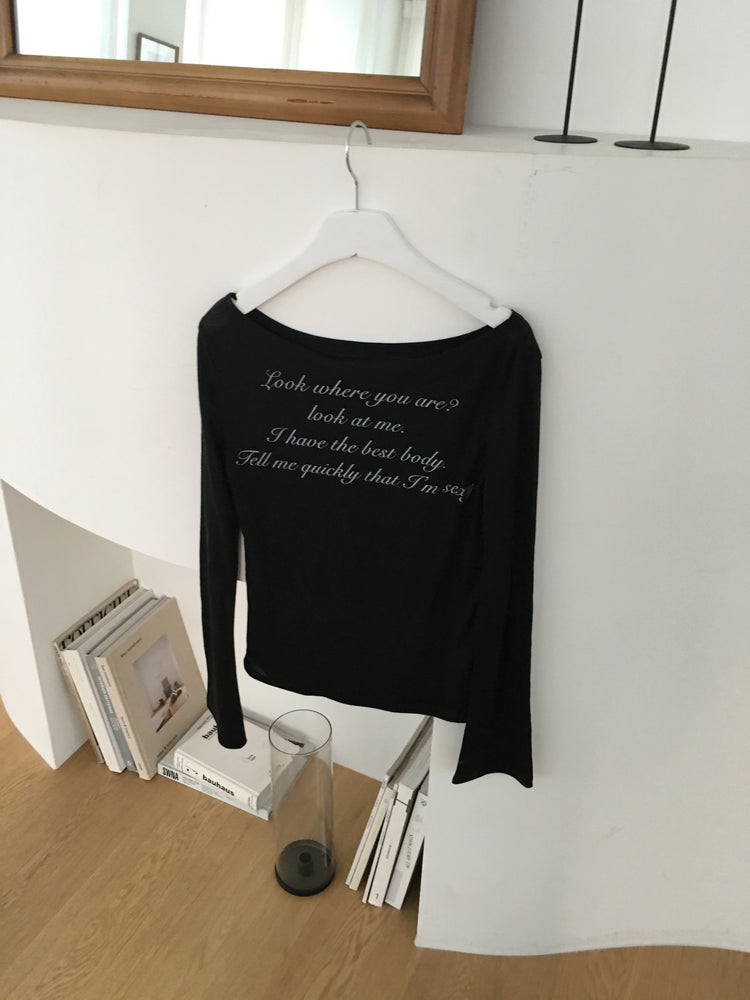 微透美鎖骨字母印花上衣