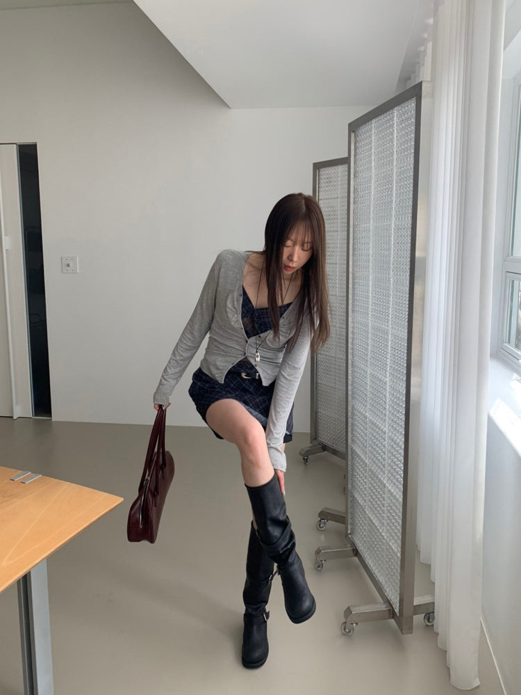 V領排鈕抓皺細節上衣