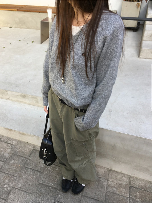V領標扣細節寬鬆毛衣