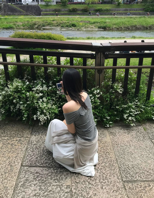 美肩條紋交疊細節上衣