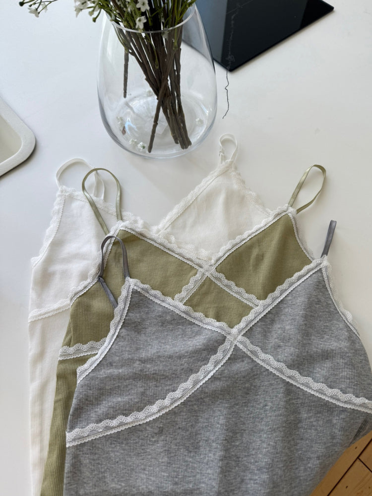 蕾絲邊可調節細節背心