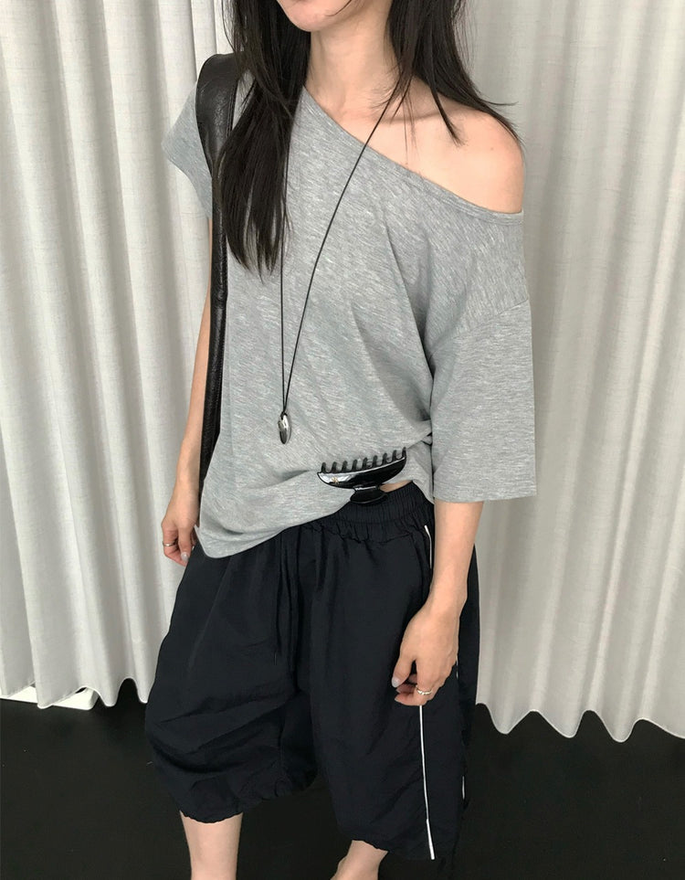 美色側露肩休閒上衣