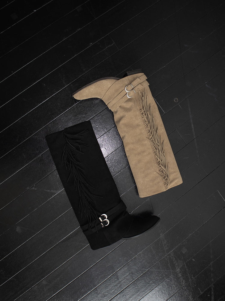 麂皮流蘇細節尖頭長靴