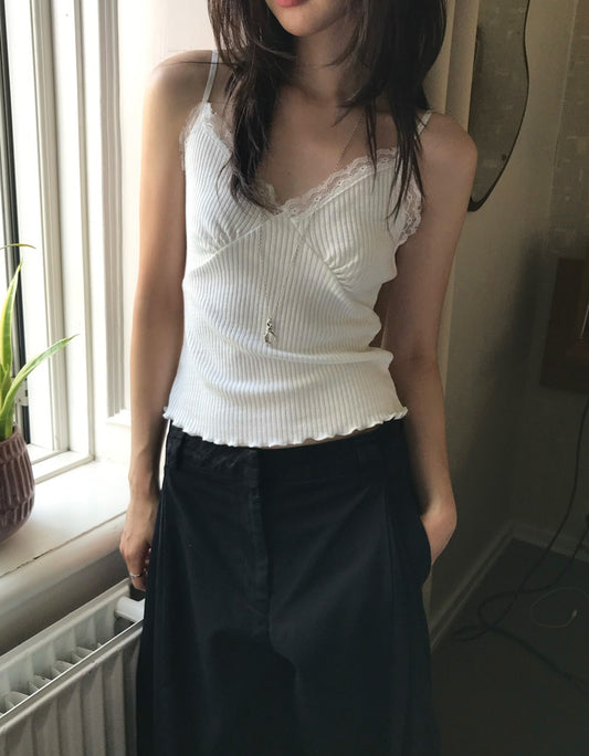 蕾絲邊胸線細節上衣